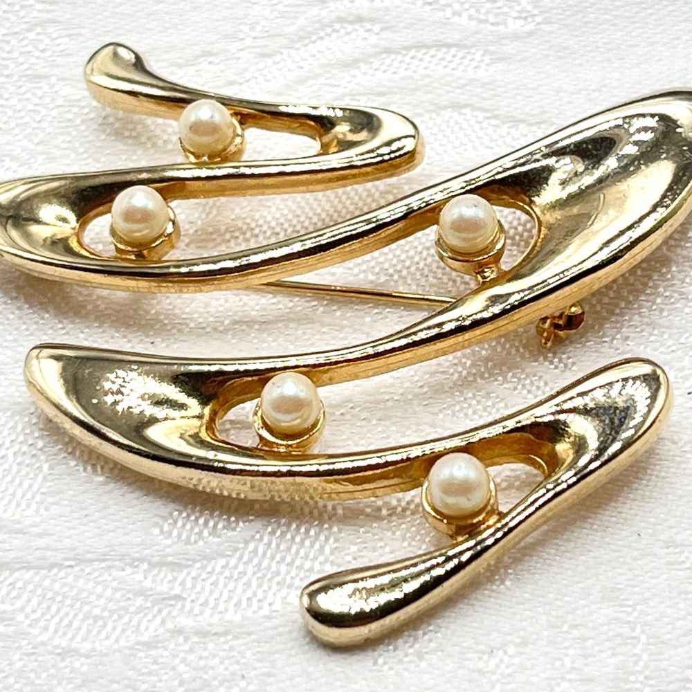 Vintage Ornate Abstract Gold Tone Squiggle Swirl Brooch w/ Faux Pearl Details